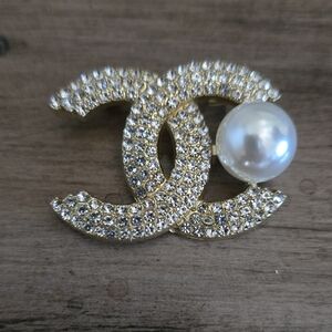New Brooch Elegant Gold and Silver Brooch with Pearl